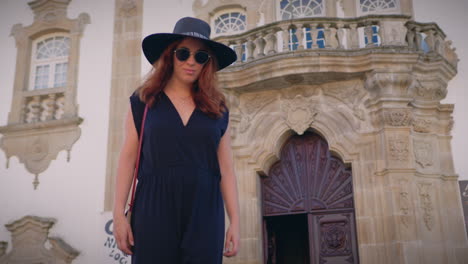 Chica-Elegante-Se-Aleja-De-La-Iglesia-De-La-Misericordia-En-Viseu-Portugal