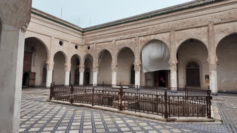 Im-Inneren-Des-El-Glaoui-Palastes-In-Fes,-Fez,-Marokko,-Heruntergekommenes-Riad-Elite-House