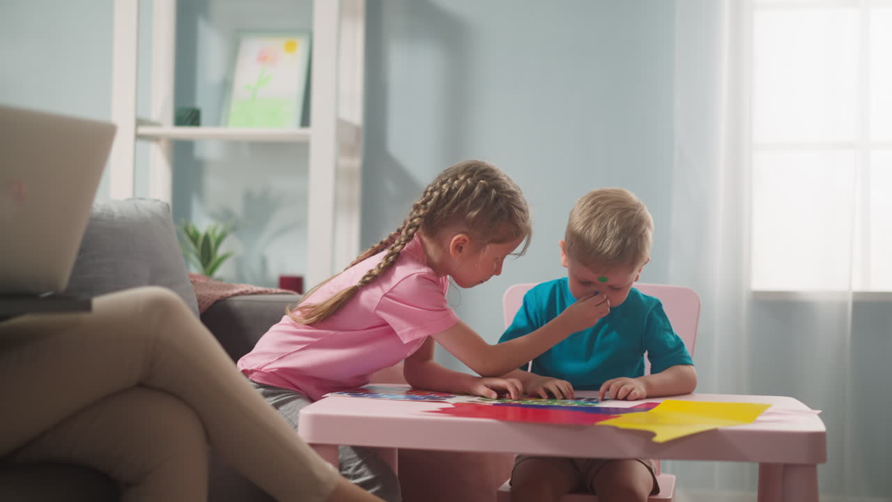 niños alegres juegan con pegatinas, pegan pegatinas uno encima del otro