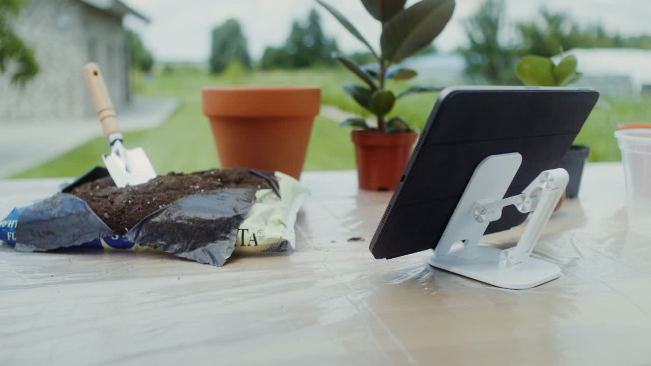 테이블 위 에 있는 정원 가공 용품 과 식물