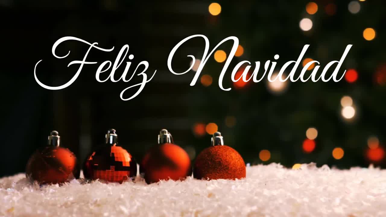 feliz navidad escrito sobre las bolas de navidad