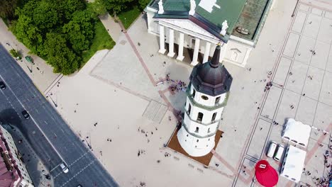 Vista-Cinematográfica-De-La-Catedral-Y-El-Campanario-De-Vilnius,-Toma-De-órbita-Aérea