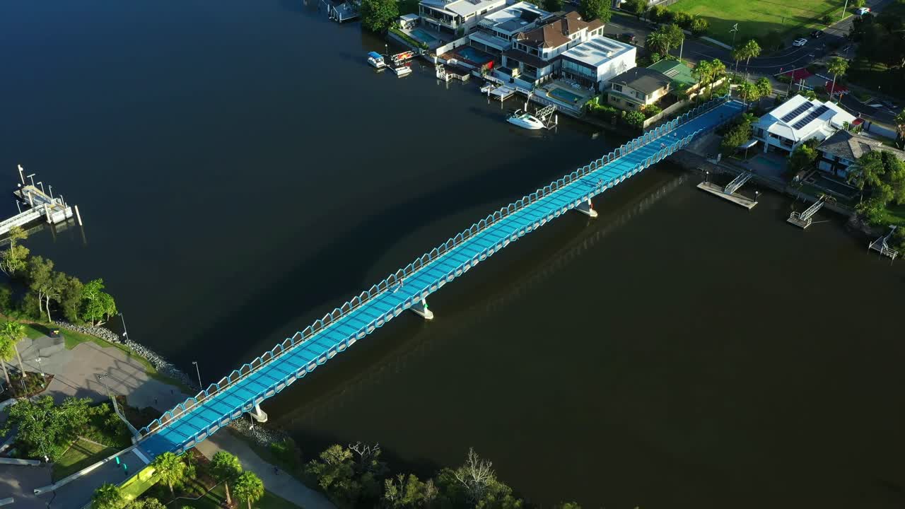 호주의 아름다운 골드 코스트에 있는 쉐브론 섬과 예술의 고향을 연결하는 녹색 다리