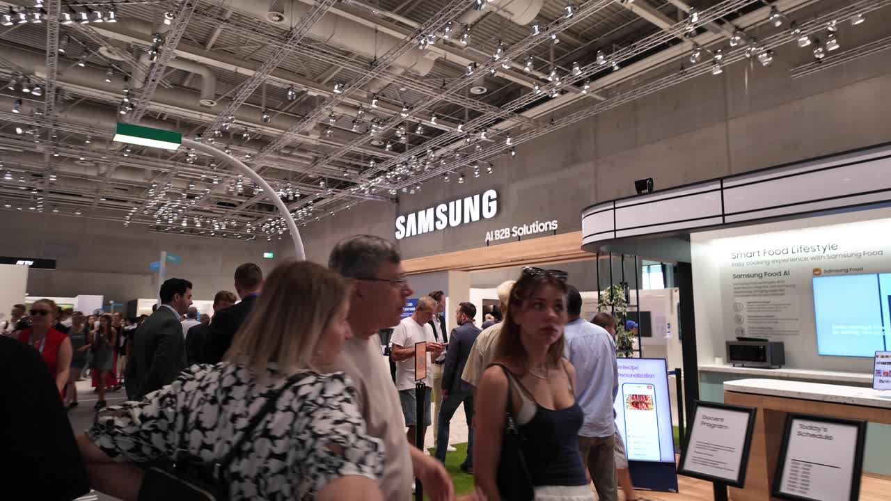 Samsung AI B2B Solutions at a Technology Trade Show
