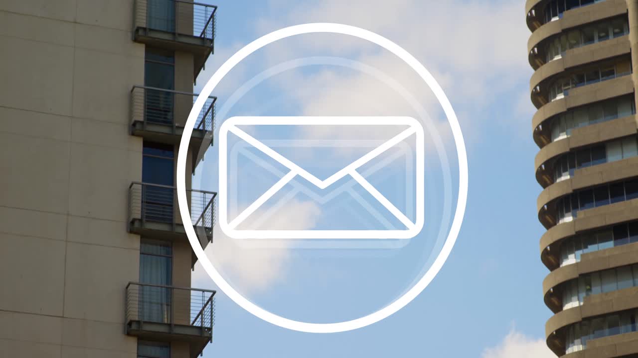 анимация значка сообщения над круглым баннером на фоне высоких зданий и голубого неба.