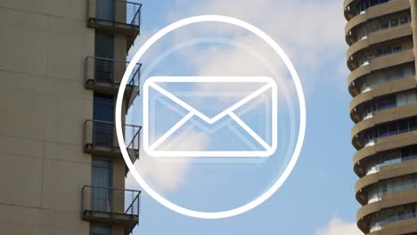 animación del icono del mensaje sobre una pancarta redonda contra edificios altos y cielo azul.