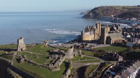 Eine-Luftaufnahme-Der-Walisischen-Stadt-Aberystwyth-Mit-Der-Burgruine-Und-Der-Küste