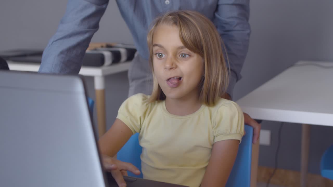 divertida alumna usando una computadora portátil en clase