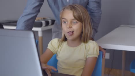 divertida alumna usando una computadora portátil en clase
