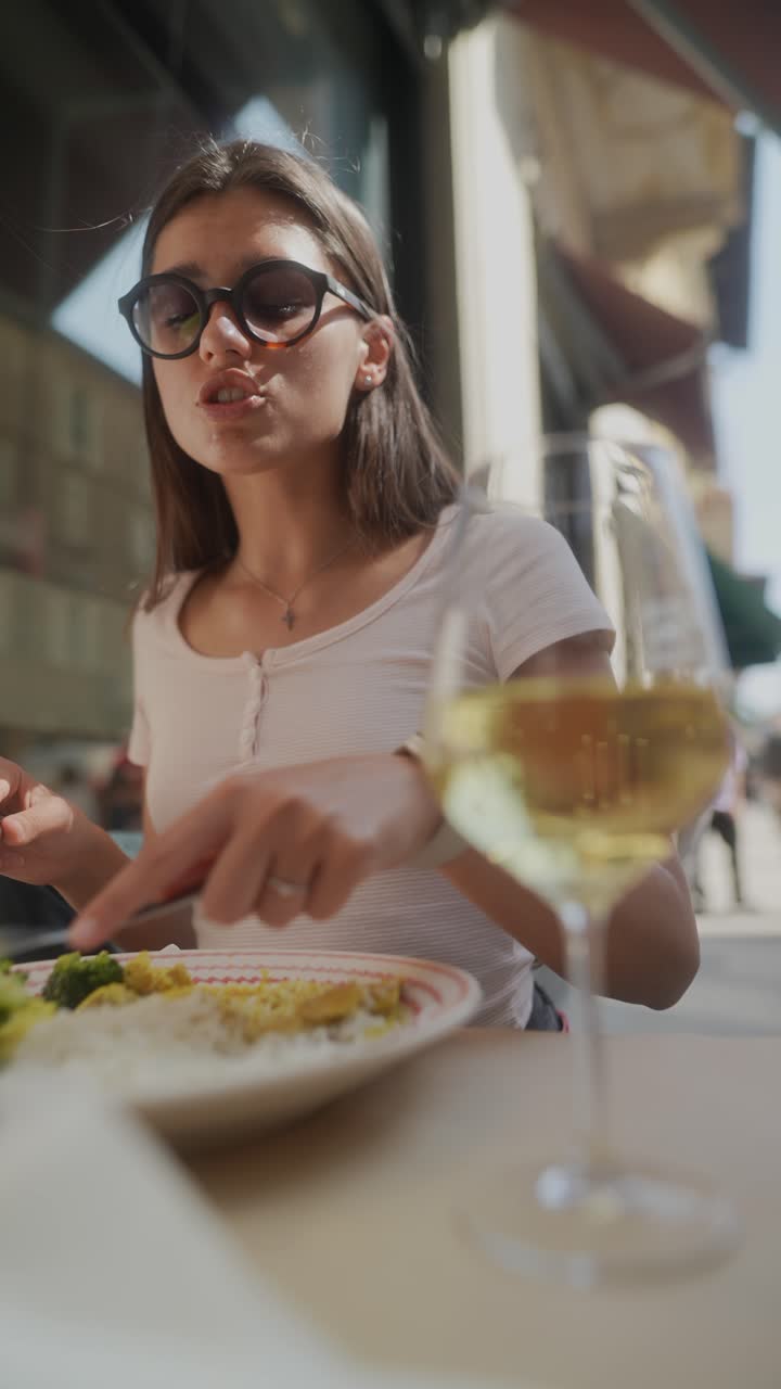 mujer disfrutando de una comida al aire libre