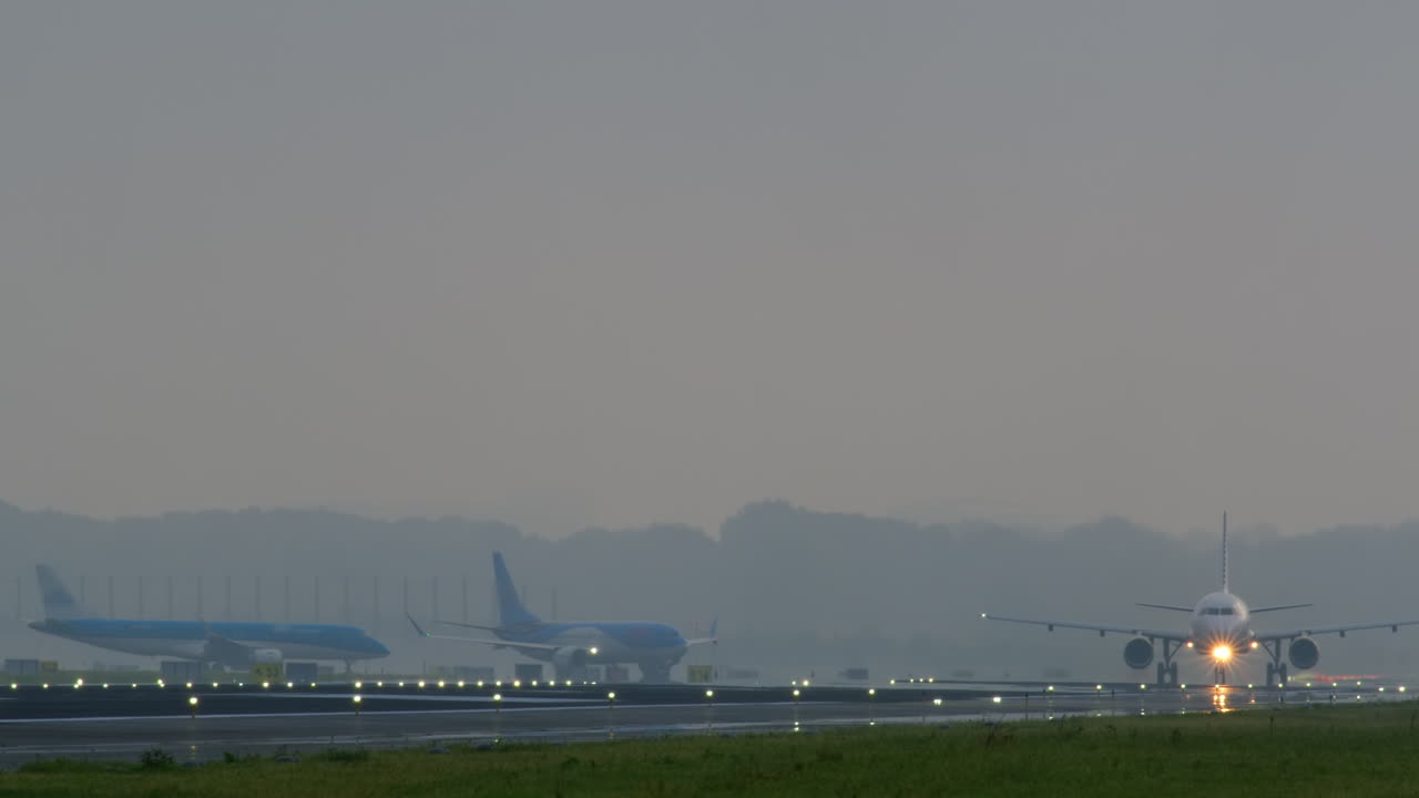 안개 인 아침 에 활주로 에 있는 비행기 들
