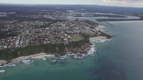 Ciudad-De-Port-Macquarie,-Playa-Y-Río-Hastings-En-Un-Día-Nublado-En-Nsw,-Australia