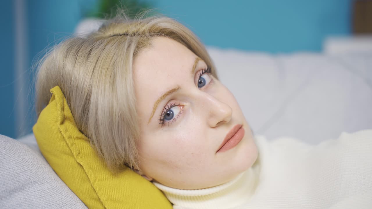 스트레스를 받고 불행한 십대 소녀는 불안감을 가지고 있습니다.