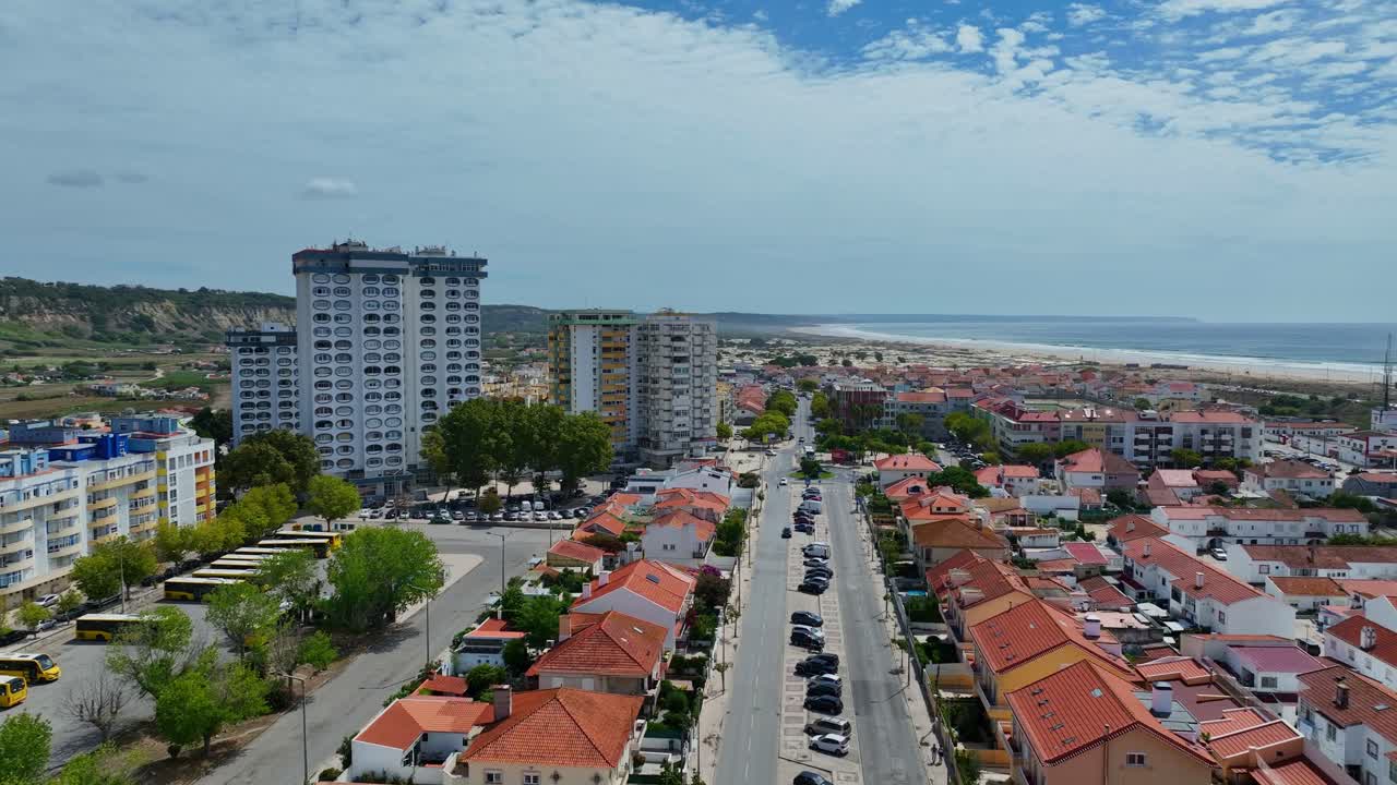 tomada de avión no tripulado de la avenida dom sebastiao en costa da caparica