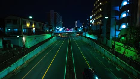 un time-lapse nocturno del atasco de tráfico en la calle del centro de tokio.