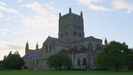 abadía medieval de tewkesbury, iglesia románica en un día soleado