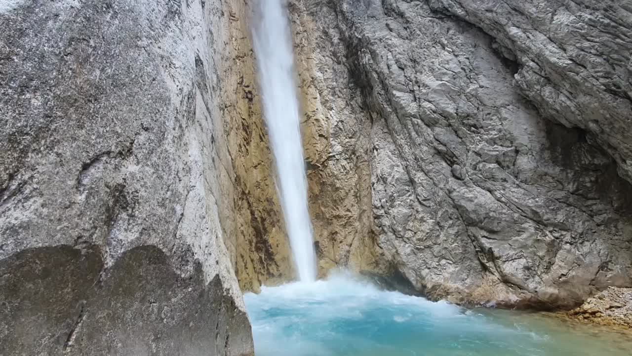 cascada de martuljek en el bosque esloveno