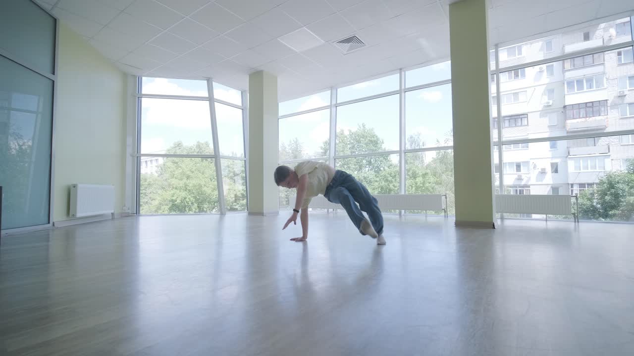 현대적인 스튜디오에서 브레이크 댄스를 하는 어린 소녀