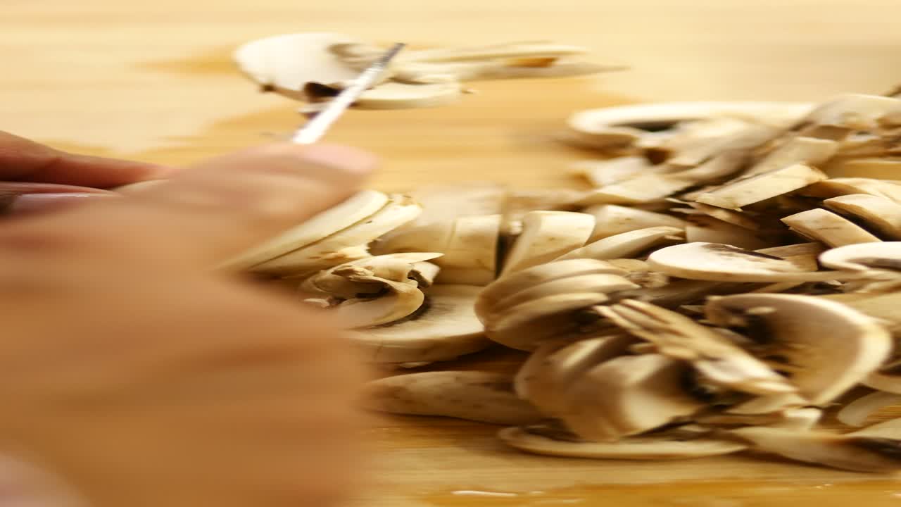 버섯을 잘라내는 것