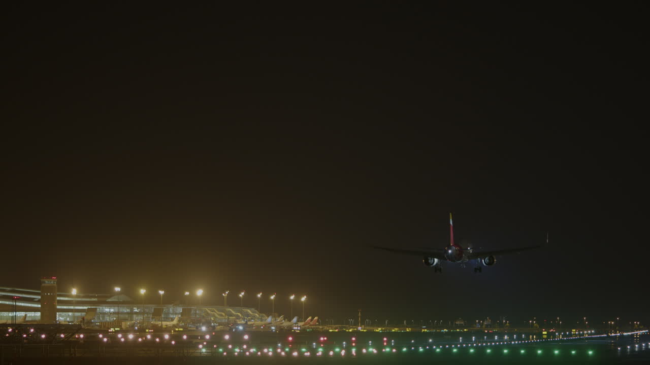 aterrizaje de un avión en un aeropuerto nocturno