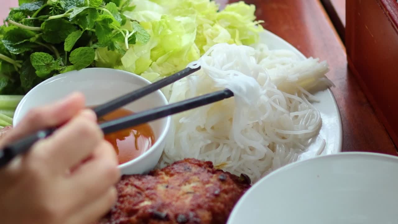 베트남 차를 조립하고 먹는 사람