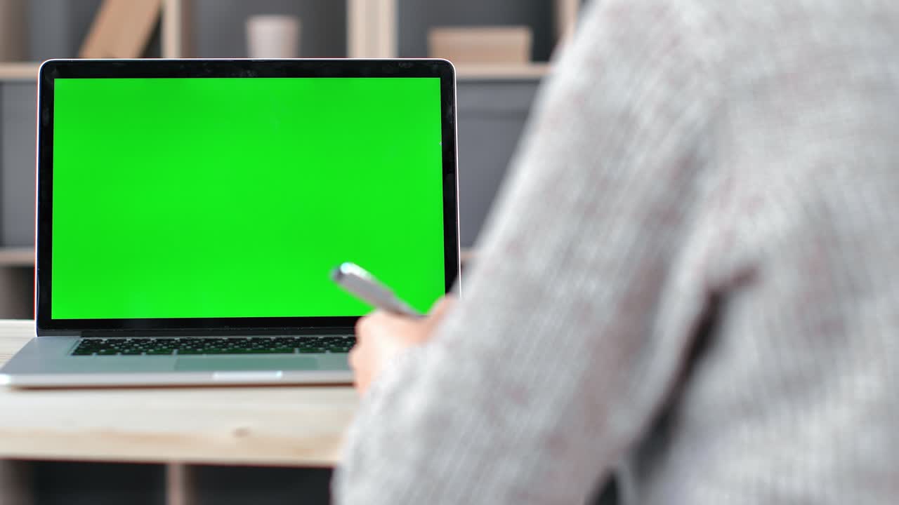 estudiante femenina haciendo notas en papel estudiando a distancia e aprendiendo con portátil espacio de copia de pantalla verde