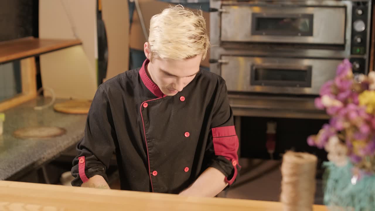 레스토랑의 부에서 피자를 요리하는 남자