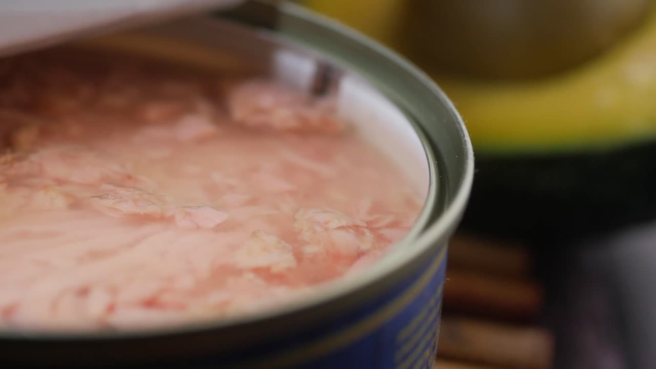 primer plano de atún enlatado