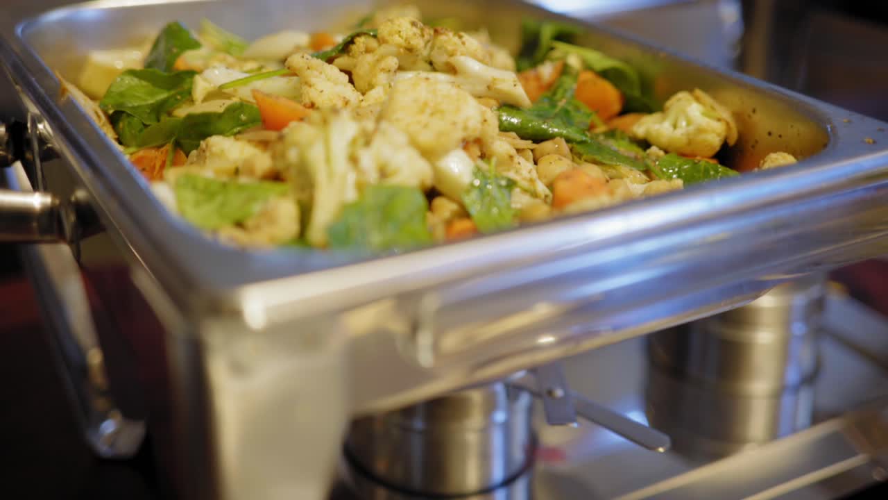 del fuego al horno al recipiente de verduras buffet