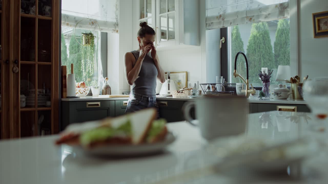 Donna che prepara la colazione in una cucina accogliente