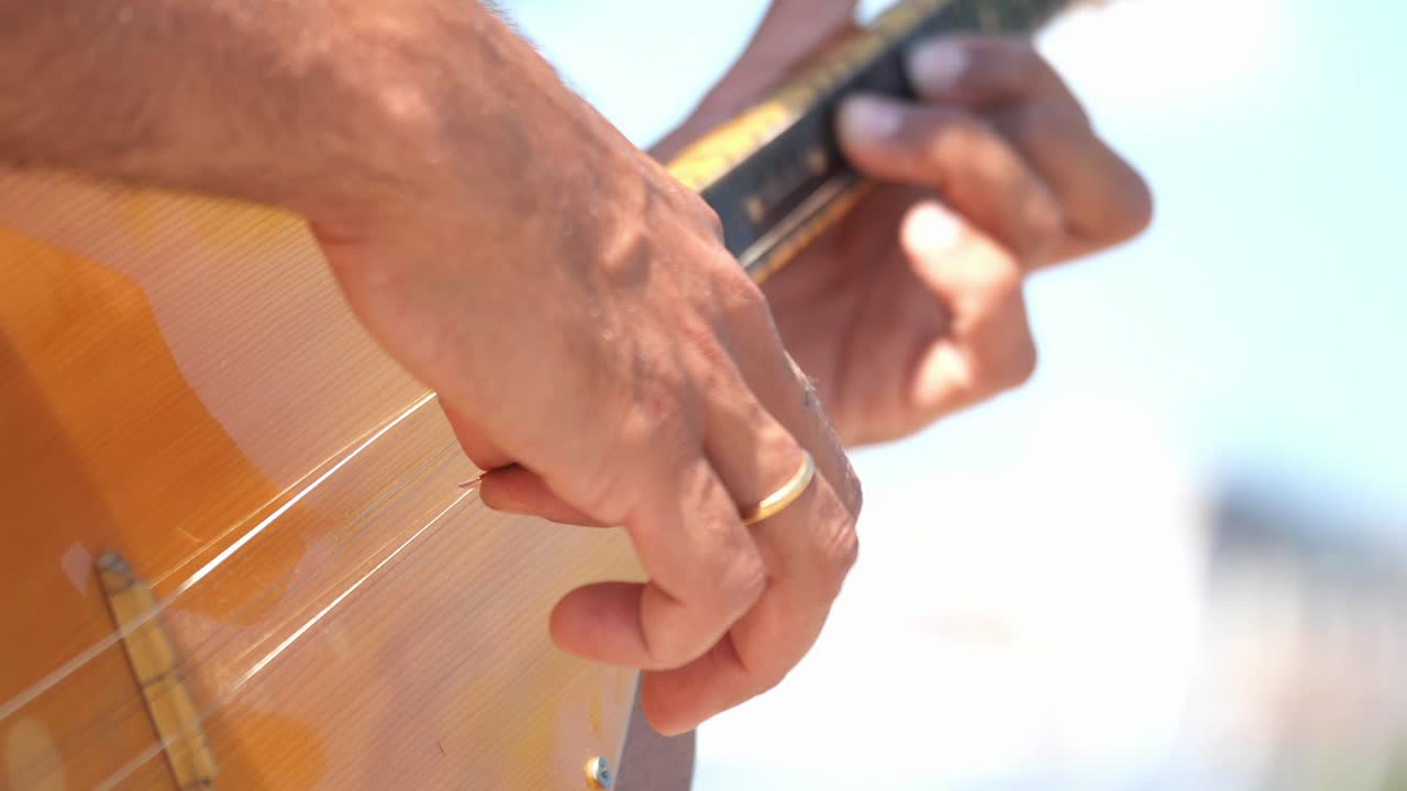 manos tocando la guitarra
