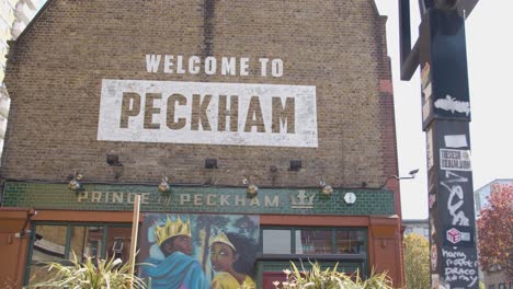 Bienvenido-A-Peckham-Pintado-En-Un-Pub-Con-Arte-Callejero-En-El-Exterior-Del-Edificio-En-El-Sur-De-Londres,-Reino-Unido