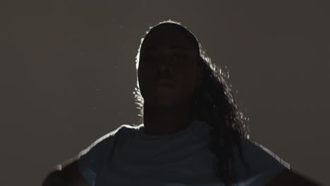 retrato de estudio de cabeza y hombros retroiluminados de una mujer joven bailando en el centro de atención 3