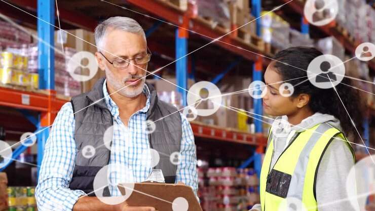Animazione di icone connesse su colleghi di diverse origini che discutono dell'inventario in magazzino.