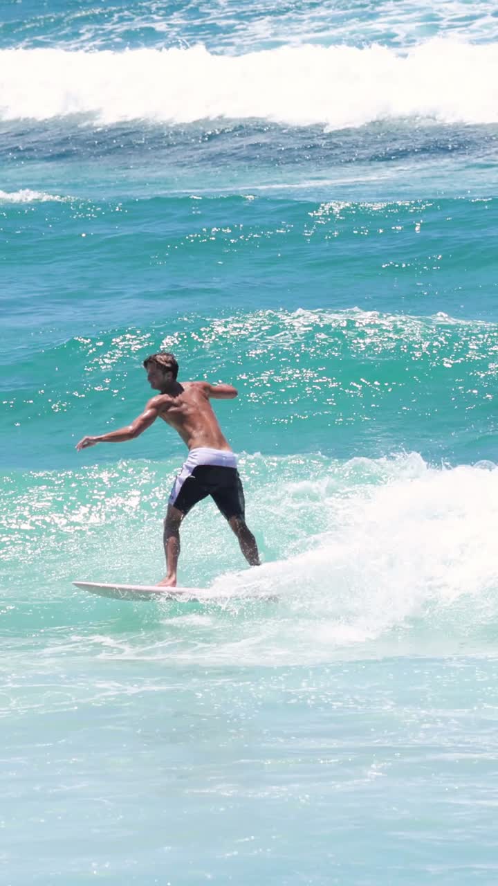 서퍼가 파도를 잡고 타는 장면