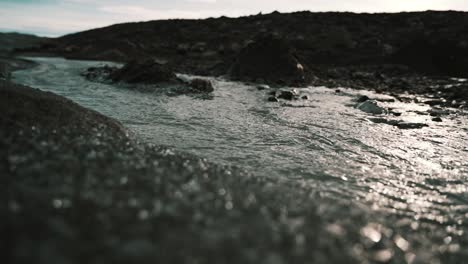 Agua-Helada-Que-Fluye-En-El-Punto-660,-En-Las-Afueras-De-Kangerlussuaq