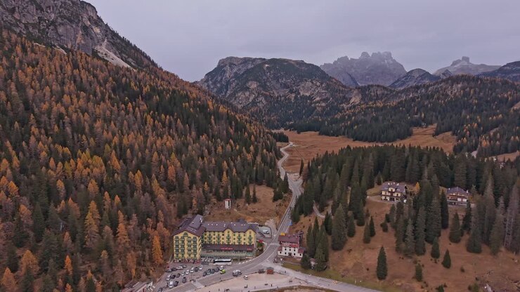 Ripresa aerea panoramica del lago alpino e dell'hotel al Lago di Misurina, Italia