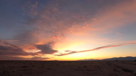 Lapso-De-Tiempo-De-Día-A-Noche,-Puesta-De-Sol-Del-Desierto-Con-Luz-Naranja,-Rosa,-Roja-Y-Violeta