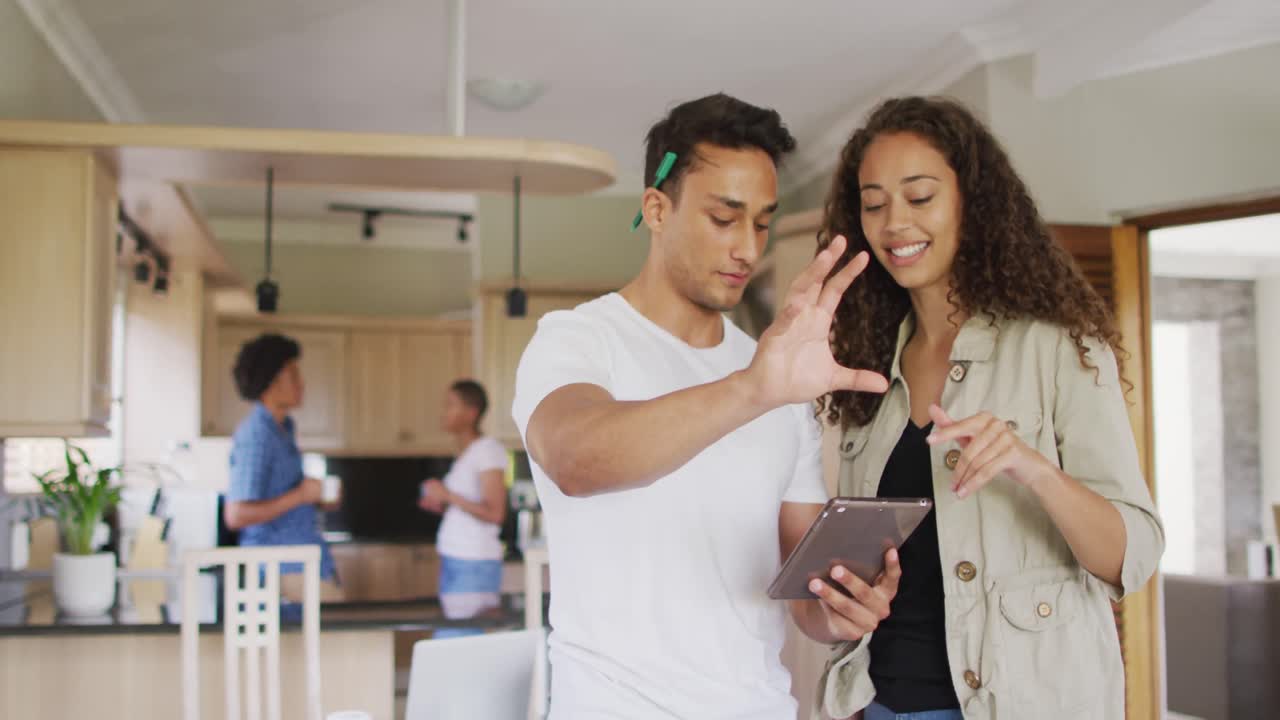 dos diversos amigos masculinos y femeninos trabajando en la cocina, hablando y riendo