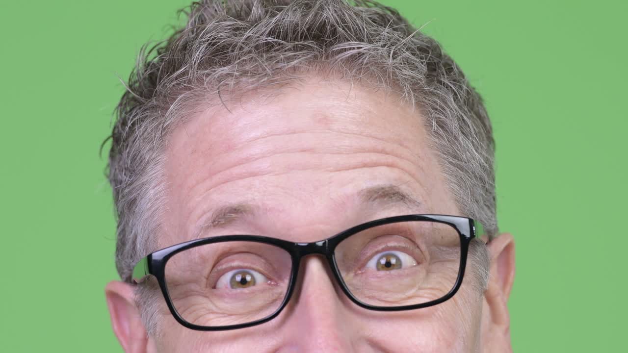 다양한 감정을 보여주는 안경을 입은 성숙한 남자의 눈