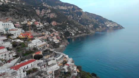 vista desde un avión no tripulado de amalfi, italia