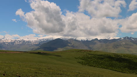 Región-Del-Elbrus.-Volando-Sobre-Una-Meseta-Montañosa.-Hermoso-Paisaje-De-La-Naturaleza.-El-Monte-Elbrus-Es-Visible-Al-Fondo.