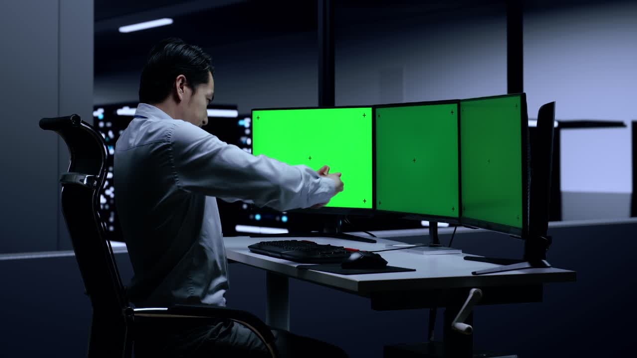 hombre estirándose y trabajando hasta tarde en la sala de servidores