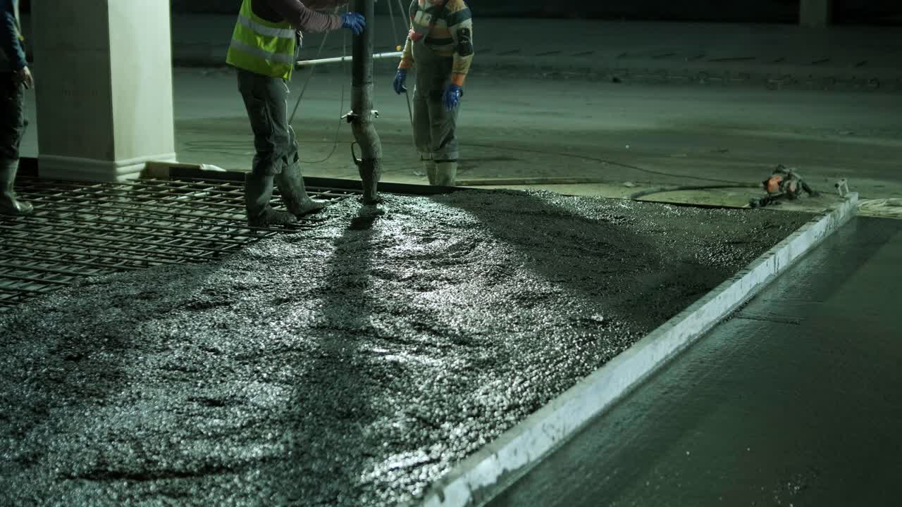 철근 콘크리트: 노동자가 토대를 콘크리트로 만들고, 레버, 철근에 시멘트 모터를 부어, 건축가들은 공장을 짓고, 거를 짓고 있습니다.