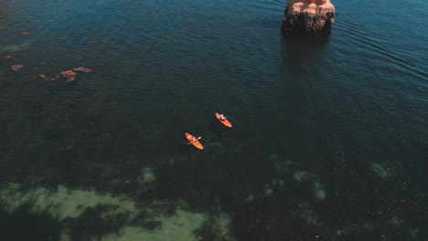 Menschen,-Die-Im-Sommer-In-Praia-Dona-Ana-An-Der-Algarve-In-Portugal-Kajak-Im-Meer-Fahren,-Drohnenaufnahme-Aus-Der-Luft