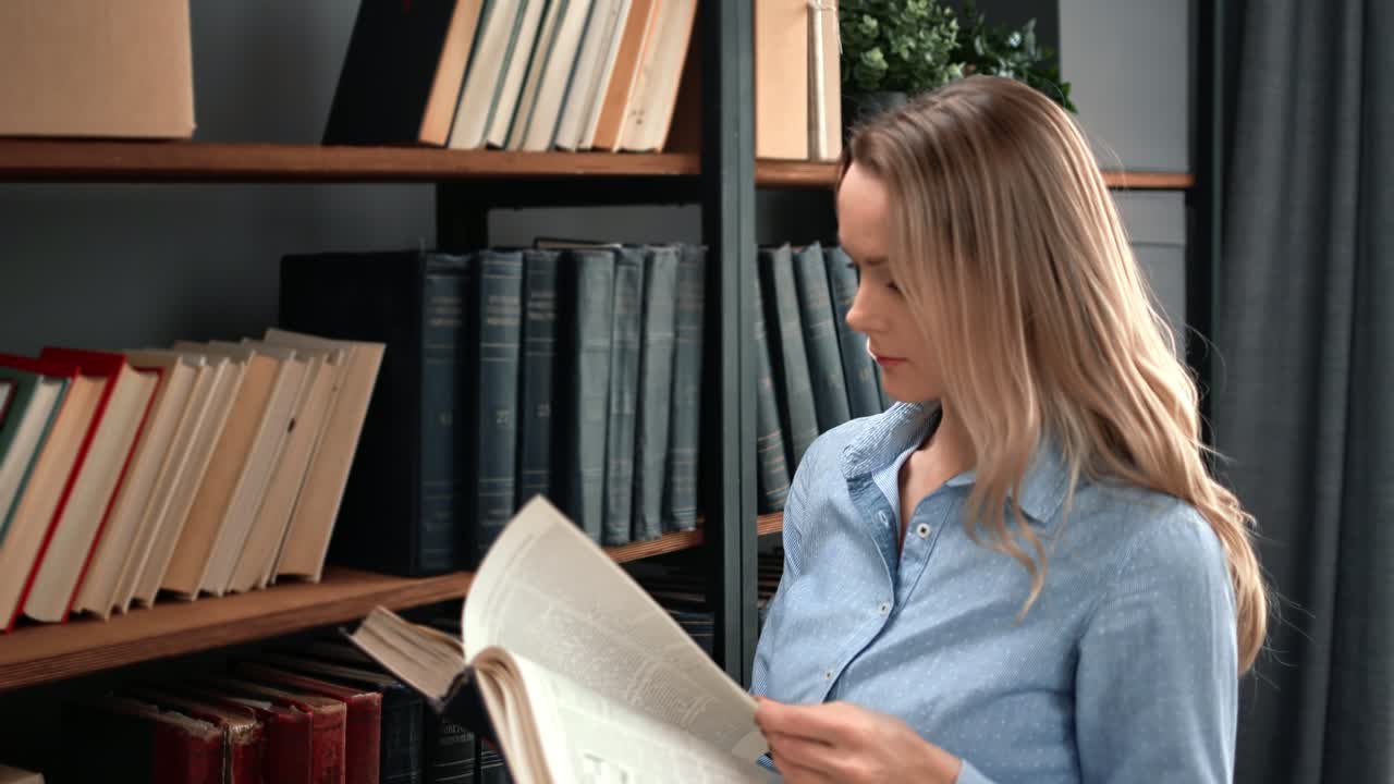 hermosa mujer de negocios rubia leyendo libros de papel vintage volviendo páginas en la biblioteca pública de casa