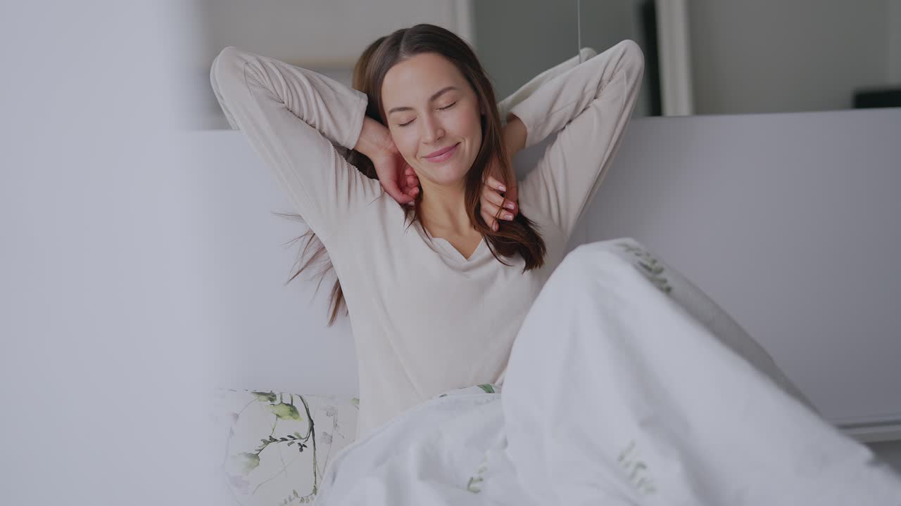 침대에 누워있는 여자