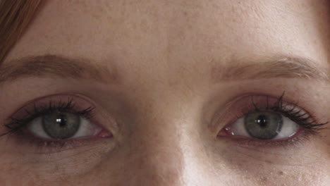 Nahaufnahme-Einer-Frau-Mit-Blinzelnden-Augen-Und-Blick-Auf-Die-Sommersprossen-Im-Gesicht-Der-Kamera