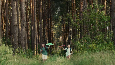 niños jugando con juguetes en el bosque