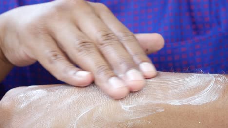 hombre aplicando crema de belleza en la piel